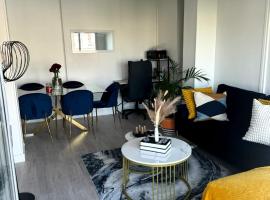 Chambre privée ds Appartement Design et Confort refait à neuf PROCHE de PARIS, la DEFENSE et VERSAILLES, hotel en Rueil-Malmaison