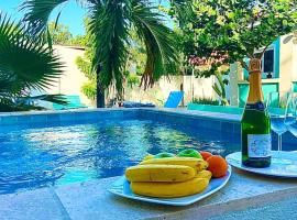 Beautiful and Spacious Mediterranean Style Villa on Palm Beach – domek wiejski 