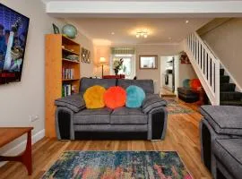 Rare Free Parking in Heart of the City - Highly Rated Townhouse & Garden - Peaceful Area Less Than 5min Walk to Beach, Shops, Bars, Arena, Marina, Parks