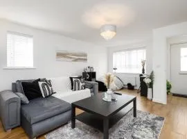 Spacious Luxury House In Canterbury with Free Parking & Garden - Sleeps 7
