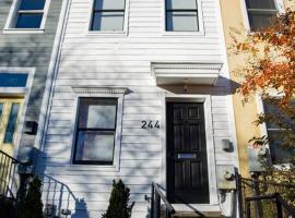 Entire rowhouse in Capitol Hill with free parking, hotel in Washington