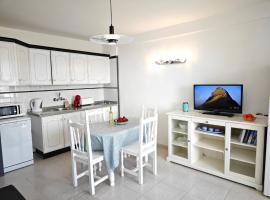 Blanco&Azul - comfortable ocean view apartment, hotel en Playa de Fañabé