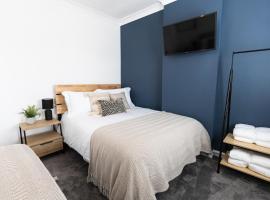 Steel Town Lodge - Comfy Home in Port Talbot with Hot Tub, Sky Sports & Dart Board, hotell i Port Talbot