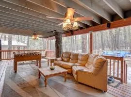 Munds Park Cabin with Furnished Deck and Fire Pit!