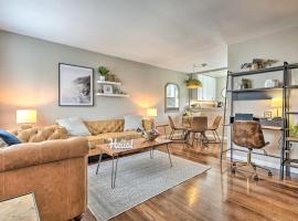 Stylish and Modern Burbank Gem with Private Yard!, nhà nghỉ dưỡng ở Burbank