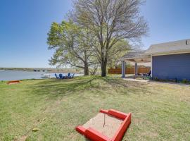 Lakefront Eufaula Cabin with Fire Pit and Private Dock, вила в Eufaula