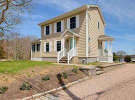 Charming Home with Yard Steps to Pawcatuck River!, hotell nära Westerly State Airport - WST, 