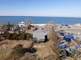 After Dune Delight: Steps to Beach, cottage in Wading River