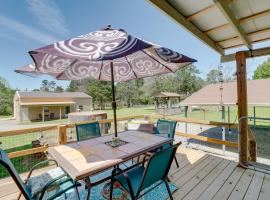 Family-Friendly Home with Private Yard and Grill!, hotel di Heber Springs