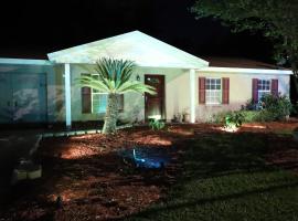3 Bedrooms and your own private Tiki Courtyard, hotel din Homosassa