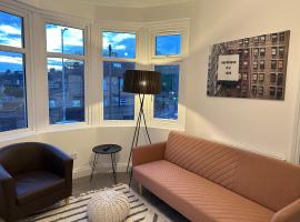 BRAND NEW!! Startlet Stays Apartments - On Elizabeth Line, hotel pentru familii din Londra