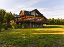 Legacy Mountain Lodge on 40-Acre Ranch with Views!, vikendica u gradu Palmer
