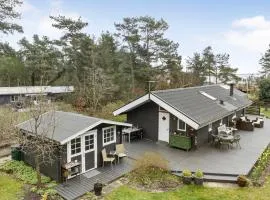 2 Bedroom Stunning Home In Havndal