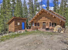 Cozy Breckenridge Cabin with Deck, 8 Mi to Gondola, počitniška hiška v mestu Breckenridge