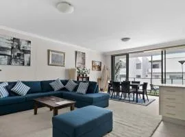 Newtown Outlook - Vibrant Parkside Retreat near CBD