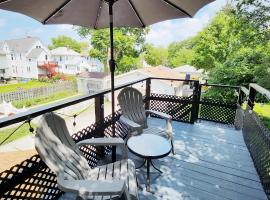 Sports Retreat, Mins to Cedar Pt, Sports Force & Ferry, Private Deck, EV, Kids & Pet Friendly, apartment in Sandusky