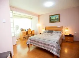 Habitación doble matrimonial con baño y jacuzzi compartido