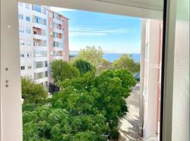 Sea view apartment & 4 minutes walk to the beach, hotel a Paço de Arcos