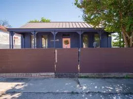 Stunning 3BR2BA Haven in Downtowns Heart