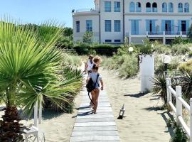 LODGE4 Seafront with pool, family friendly, hotel en Calambrone