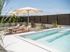 Sol Luxury Apartment - close to the beach with a private mini pool