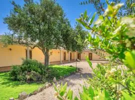 B&B with swimming pool between sea and countryside
