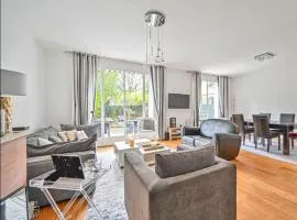 Beautiful 3 bdr apartment with garden close to Champs-Elysées