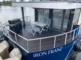 Hausboot Iron Franz- Entspannung auf dem Wasser, ботель в Дюссельдорфе