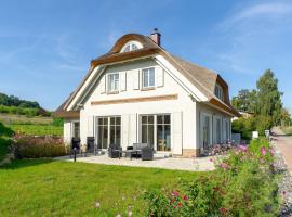 Landhaus Max in Moritzdorf - Luxus unter Reet mit Seeblick, Kamin, Sauna, hotel v destinaci Ostseebad Sellin