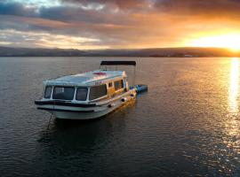 Knysna Houseboats, allotjament en vaixell a Knysna