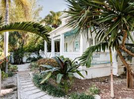 King Suite Balcony by Brightwild- at James House: Key West'te bir daire