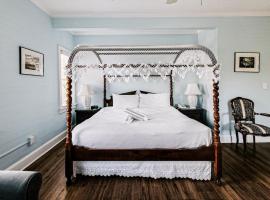 Deluxe King with Balcony by Brightwild- at James House with Parking!: Key West'te bir otel