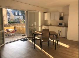 50m de la plage: Studio au coeur du Centre !, Hotel in Saint-Cast-le-Guildo