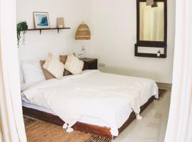 Twin Palms Surfhouse: Thulusdhoo şehrinde bir pansiyon