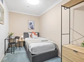 Cozy Single Room in Pymble Sleeps 1, hotel in Pymble