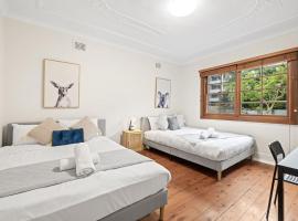 Quadruple Room in Gordon near Train & Bus Sleeps 4, holiday home in Pymble