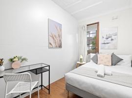 Private Room in Gordon Guesthouse near Train & Bus Sleeps 1, hotel in Pymble