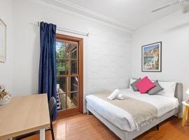 Private Room in Gordon near Train & Bus - Sleeps 1, holiday home sa Pymble