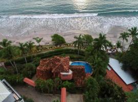 Spectacular beachfront house, hotel in Playa Flamingo