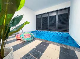 Kak Tini's Indoor Pool Villa, cottage in Batu Caves