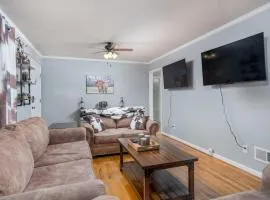 Touchdown Townhouse: Your Home near Stadium