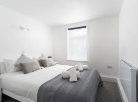 Beautiful 1 bedroom ground floor new apartment in old Cornwall, hotel in St Just