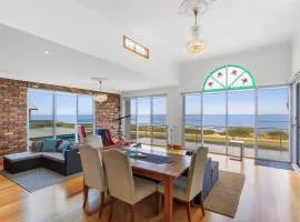 Absolute Bay Frontage with Open Fire and Spa Bath