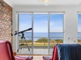 Absolute Bay Frontage with Open Fire and Spa Bath