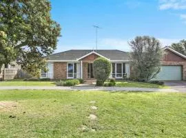 Pet friendly 500 metres to beach and shops
