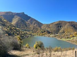 Gvirilas Sakhli Guest House, soodne hotell sihtkohas Khashuri