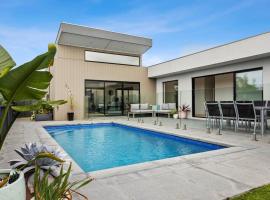Poolside near Beach and Shops, holiday home in Torquay