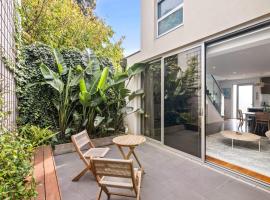 Whitewash Beachfront Apartment on The Esplanade, hotel din Torquay