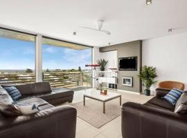 Penthouse apartment with breathtaking sea views, leilighet i Ocean Grove