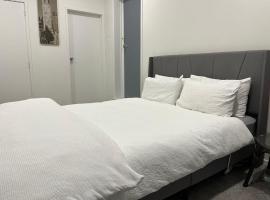 Totara Vale, Free Coffee, parking and wifi, near Glenfield Mall and highway 18,1, hótel í Auckland